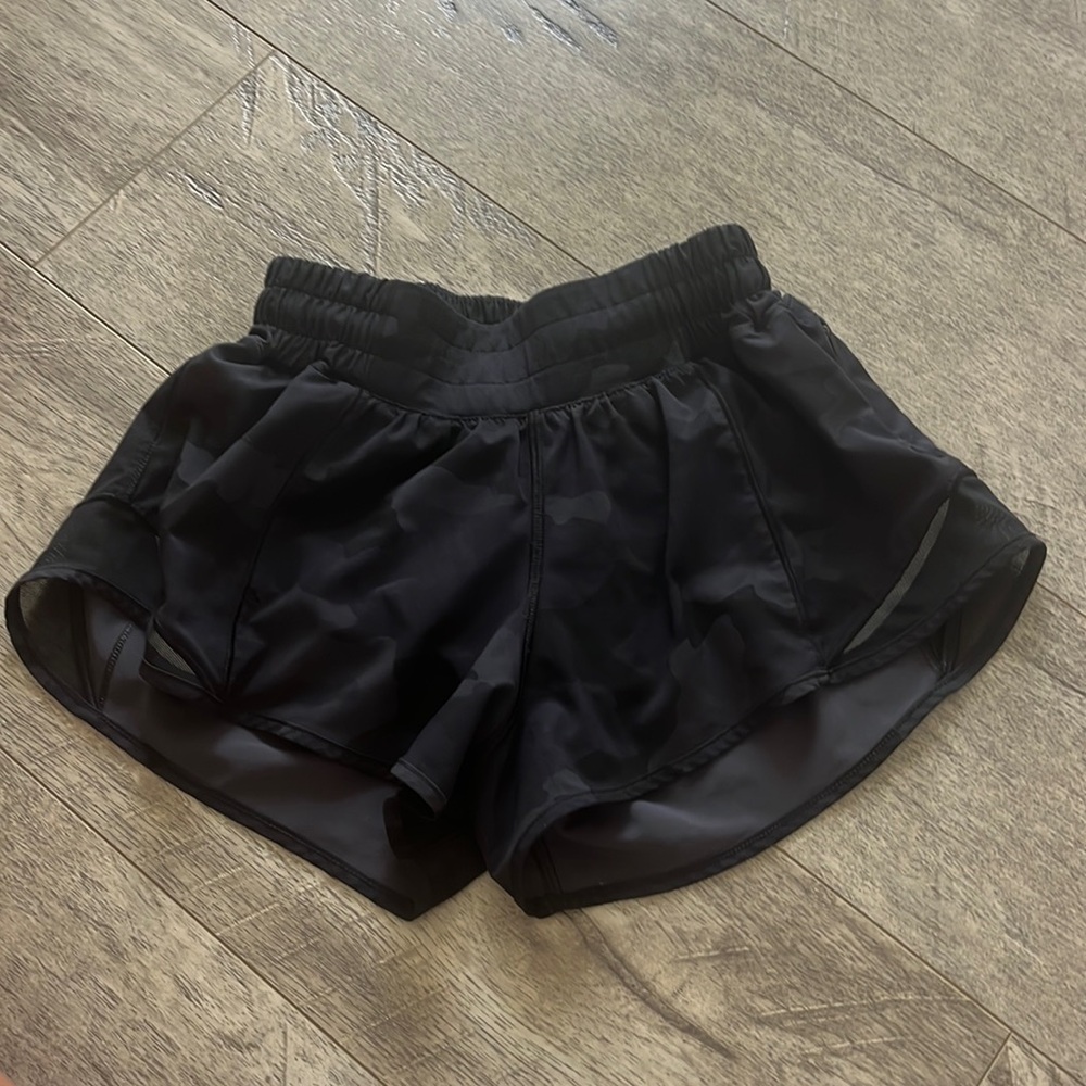 Lululemon Hotty Hot Low-Rise Lined Short 2.5" Size: 2 Color: Black Camo